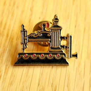 VINTAGE 70'S CLOTILDE CASIGE SEWING MACHINE PIN , TIE TACK , LAPEL PIN